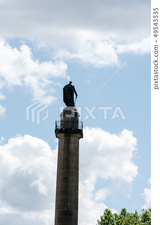 歷史的塔和古銅色雕像在刷新的陽光下在倫敦市 49543535