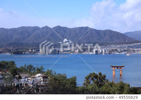 Torii and view of Miyajima Itsukushima Shrine (Hiroshima Prefecture) Torii and view of Miyajima Itsukushima Shrine (Hiroshima Prefecture) 49550829