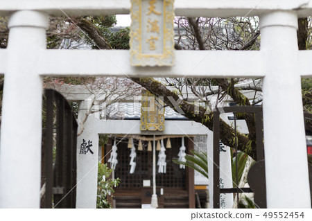 梅花園在天滿宮的鳥居 49552454