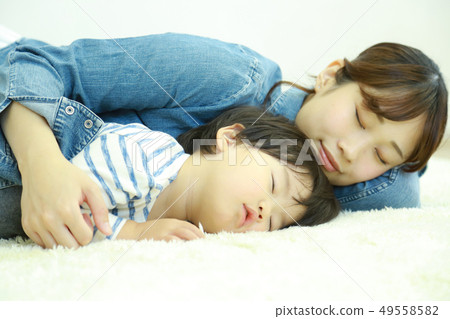 父母和孩子睡午覺 父母和孩子睡午覺 49558582