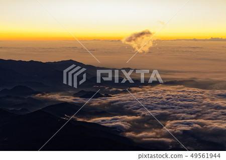 雲彩山脈和海在從富士山的頂端看的黎明 49561944