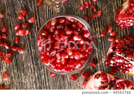Pomegranate kernels glass top. 49563788