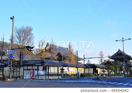 Townscape of Kyoto Karasuma Shichijo intersection and Higashi Honganji 49564042