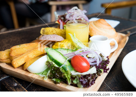 A delicious brunch combination. A delicious brunch combination. 49565989