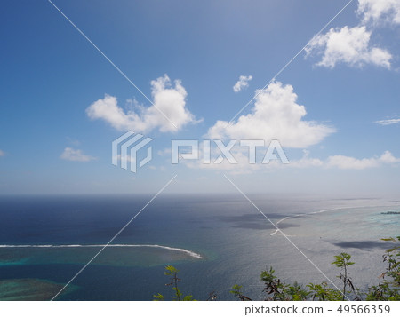 塔希提島藍色海和藍天 49566359