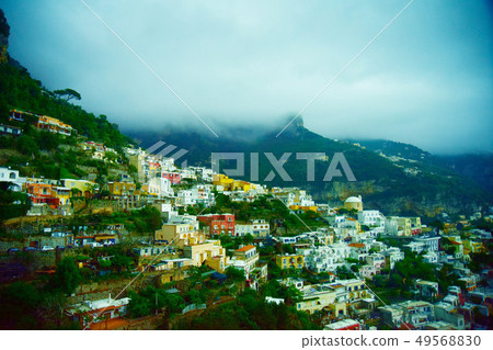 阿米達海岸美麗的小鎮阿米達。 阿米達海岸美麗的小鎮阿米達。 49568830