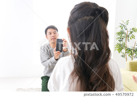 爸爸為孩子拍照 49570972