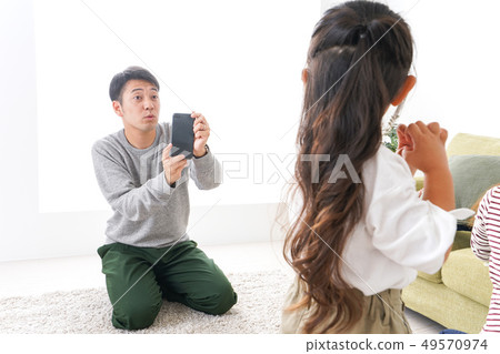 爸爸為孩子拍照 爸爸為孩子拍照 49570974