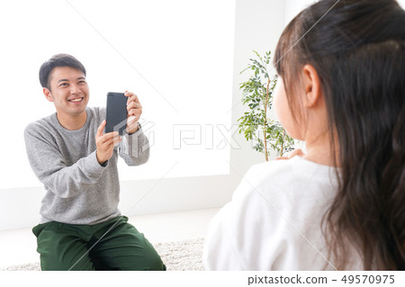 爸爸為孩子拍照 49570975