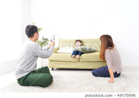 爸爸為孩子拍照 爸爸為孩子拍照 49570996