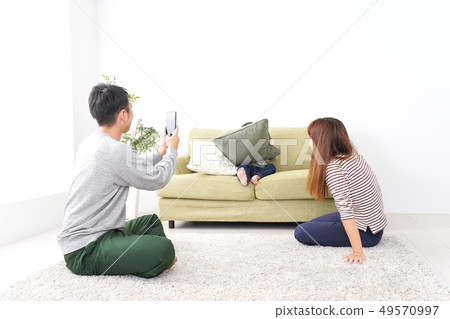 爸爸為孩子拍照 49570997