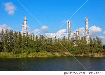 distillation column in refinery of chemical plant distillation column in refinery of chemical plant 49571270