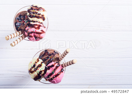 Ice creeam in sundae 49572847