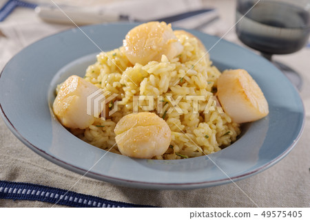 Risotto with scallops 49575405