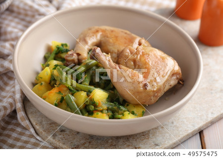 Chicken legs with potatoes and green bean 49575475