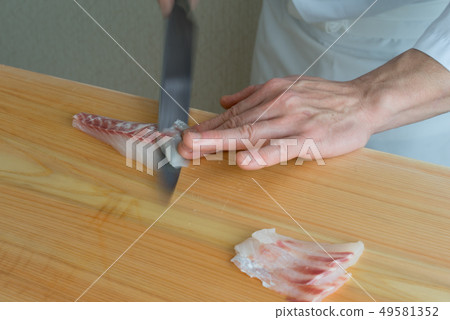 Pull salmon sashimi 49581352