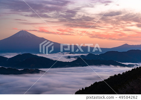 <靜岡縣>富士山的黎明和雲海 <靜岡縣>富士山的黎明和雲海 49584262