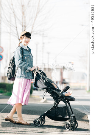 母親和嬰兒出去與嬰兒推車走育兒育兒 49585685