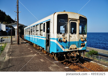 Yuhan Line普通列車（Kiha 32）在Shimogamo站停靠 49591825