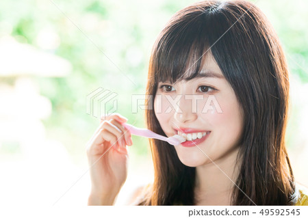 一個刷牙的女人 49592545