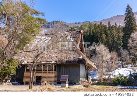 雪遺骸的Shirakawago風景 雪遺骸的Shirakawago風景 49594028