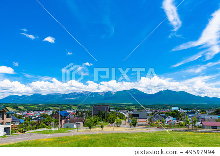 從上富良國際公園的上富良野町看到的“北海道”十胜山脈 49597994