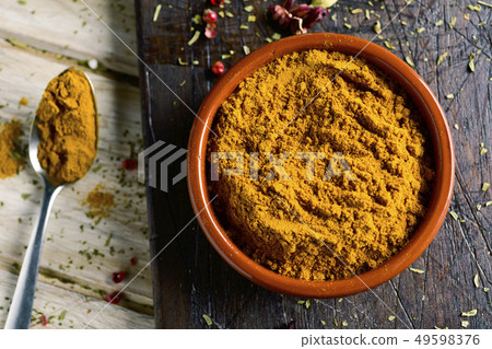 curry powder in an earthenware bowl 49598376