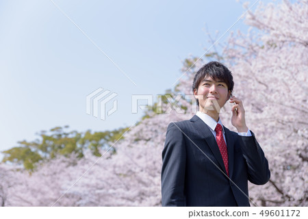 Businessman calling 49601172