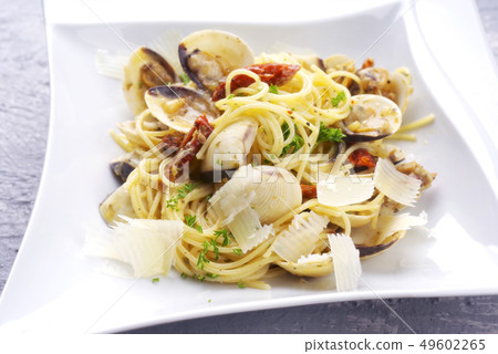 Spaghetti alle vongole with tomato pesto Spaghetti alle vongole with tomato pesto 49602265