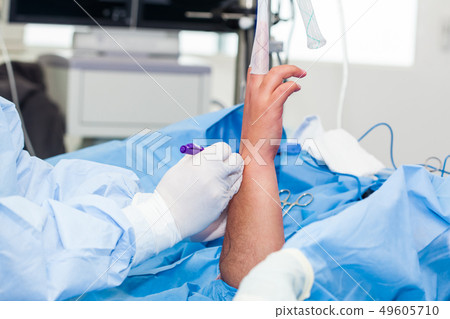 Orthopedic surgeon marking the surgical site Orthopedic surgeon marking the surgical site 49605710