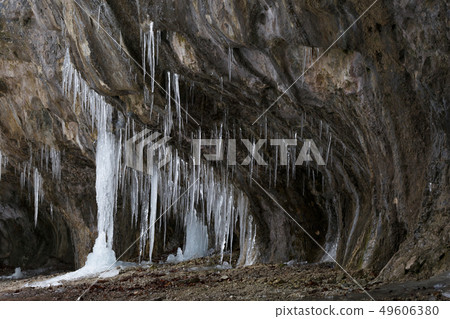 Mazarna cave. 49606380