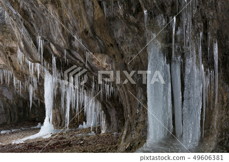 Mazarna cave. 49606381