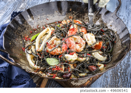 Italian linguine con tinta de calamari and prawns Italian linguine con tinta de calamari and prawns 49606541