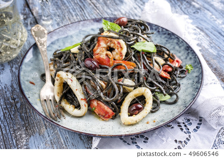 Italian linguine con tinta de calamari and prawns  49606546