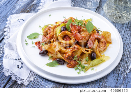 Italian tagliatelle con gamberi e calamari 49606553