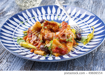 Italian tagliatelle con gamberi e calamari 49606554