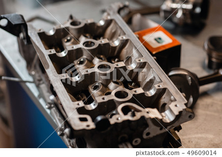 the mechanic opened the locking valve mechanism. Disassemble engine block vehicle. Motor capital 49609014