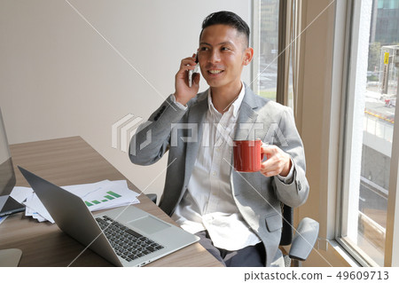在看同事的電話的商人 49609713