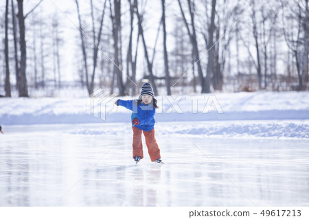 享受滑冰的女孩 49617213
