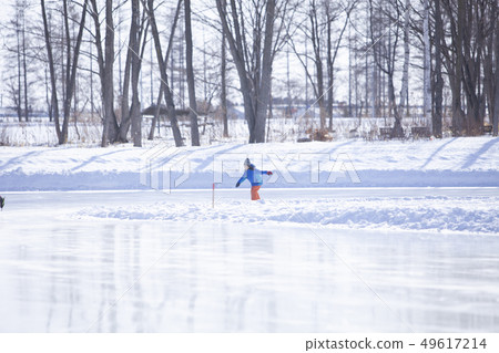享受滑冰的女孩 49617214