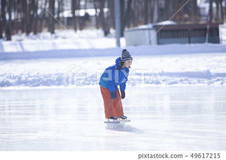 享受滑冰的女孩 享受滑冰的女孩 49617215