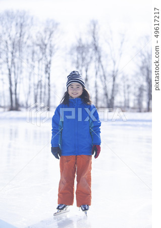 享受滑冰的女孩 49617217