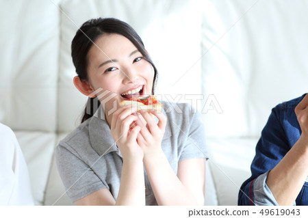 woman eating 49619043