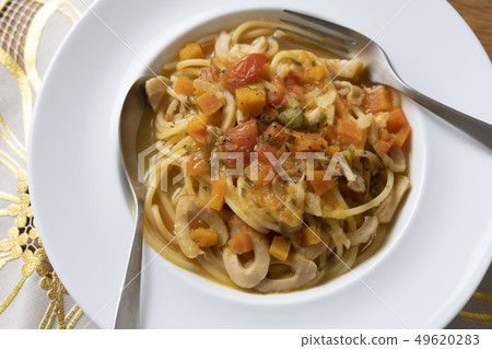 大量蔬菜湯意大利面 49620283
