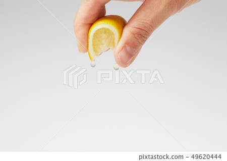 Squeeze domestic lemon Squeeze domestic lemon 49620444