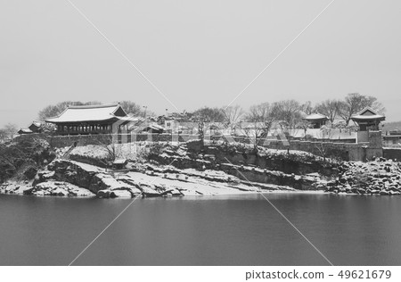 晉州城堡和迷人的月亮冬天雪 49621679