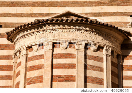 Detail of Verona cathedral - XII century Italy Detail of Verona cathedral - XII century Italy 49629065