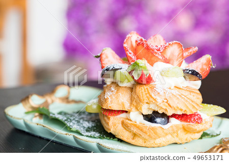 美味草漿糕來來日本。年糕的上表面新鮮。 49653171