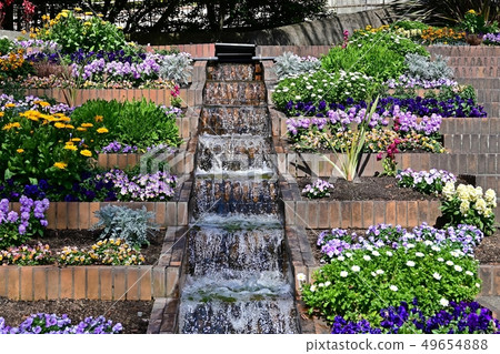 一個公園的場面有水路和花床的 一個公園的場面有水路和花床的 49654888