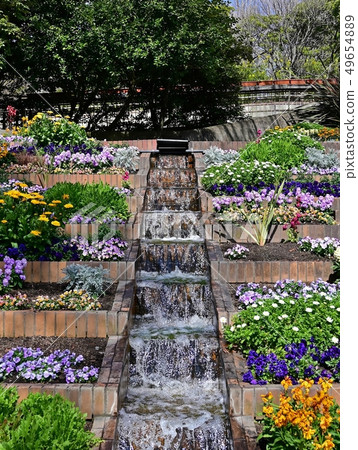 一個公園的場面有水路和花床的 49654889